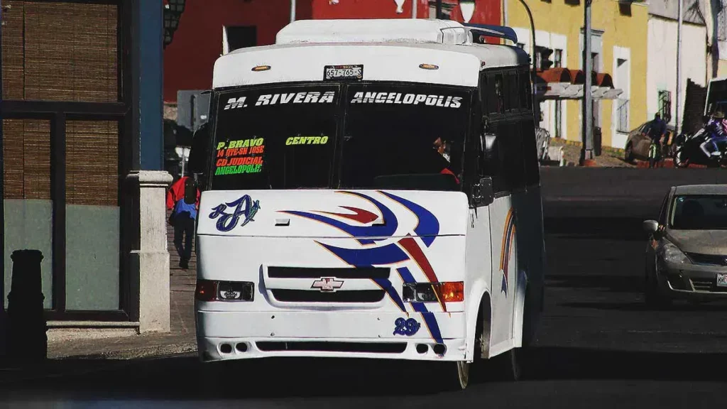 Asaltan unidad de la ruta Azteca en calles del Paseo Bravo, Puebla; golpean a chofer