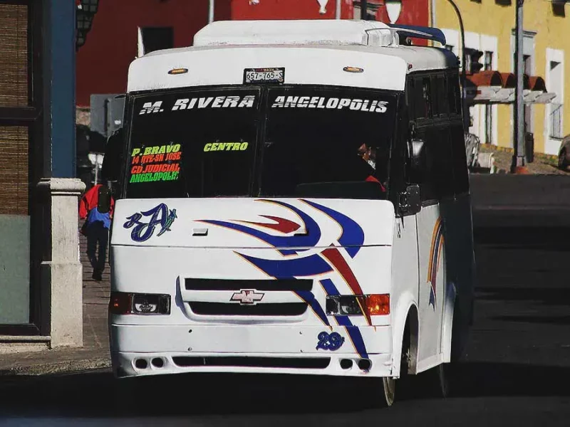 Asaltan unidad de la ruta Azteca en calles del Paseo Bravo, Puebla; golpean a chofer