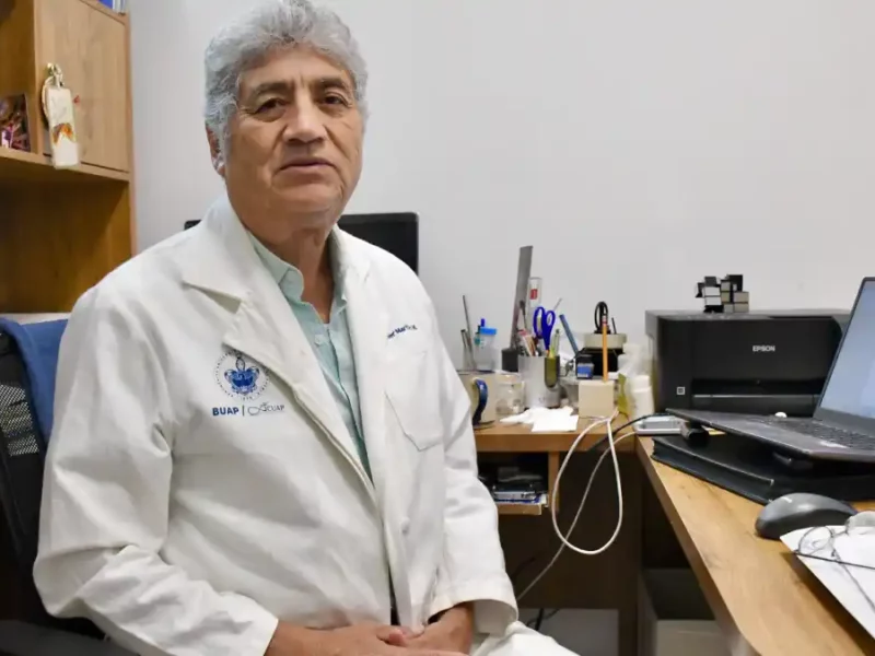 Investigador del ICUAP estudia bacteria capaz de descomponer PET