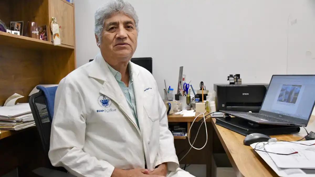 Investigador del ICUAP estudia bacteria capaz de descomponer PET