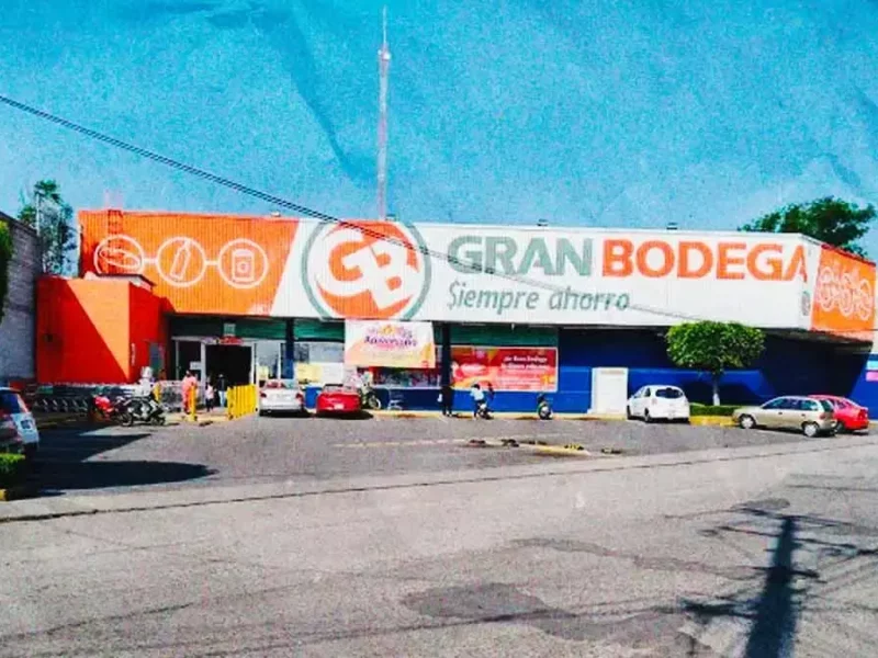 Profeco clausura Gran Bodega de Sanctorum, en Puebla, por no exhibir sus precios