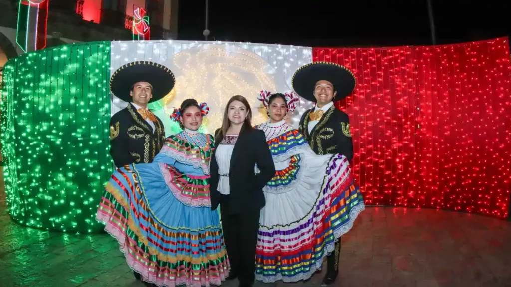 Con música y danza, se iluminó el zócalo de Zacatlán con motivo de las Fiestas Patrias