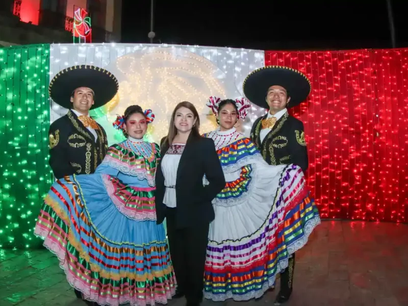 Con música y danza, se iluminó el zócalo de Zacatlán con motivo de las Fiestas Patrias