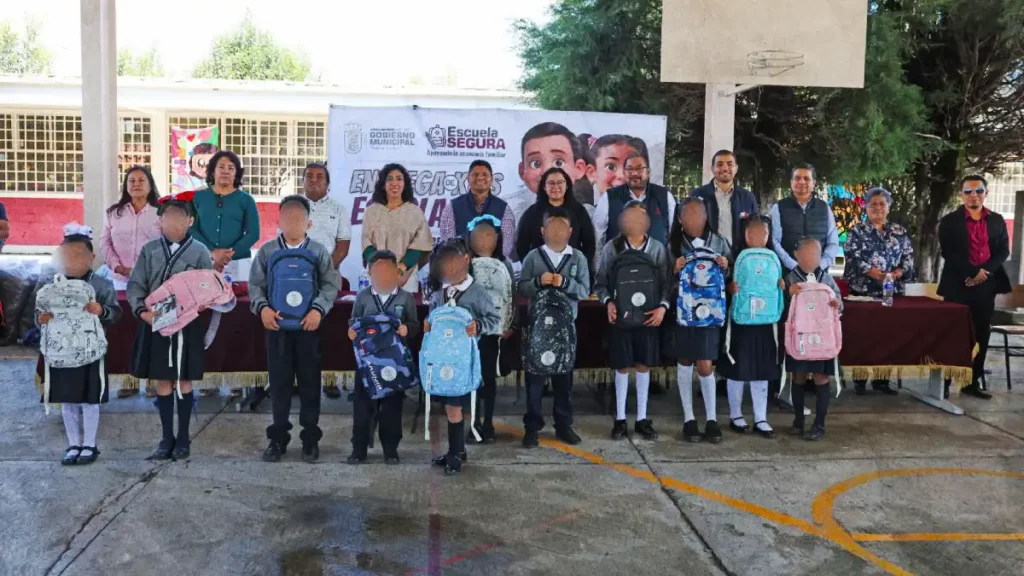 Omar Muñoz y Tere Alfaro continúan entrega de kits escolares