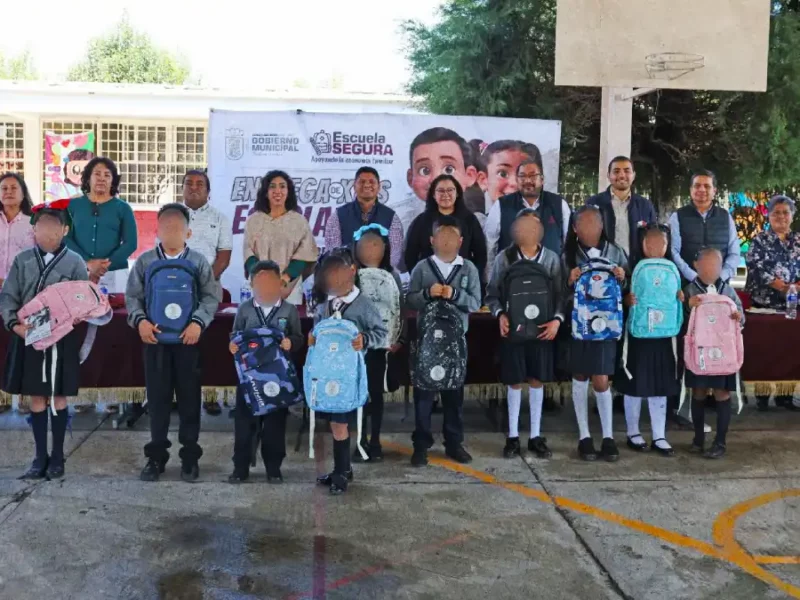 Omar Muñoz y Tere Alfaro continúan entrega de kits escolares