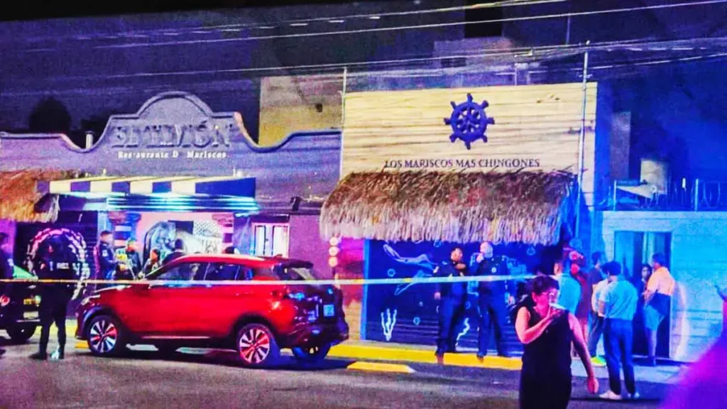 Detienen y golpean a asaltante en marisquería de Puebla; intentó robar con arma de fuego