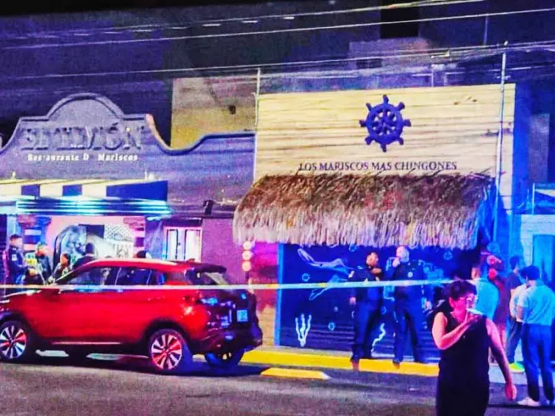 Detienen y golpean a asaltante en marisquería de Puebla; intentó robar con arma de fuego