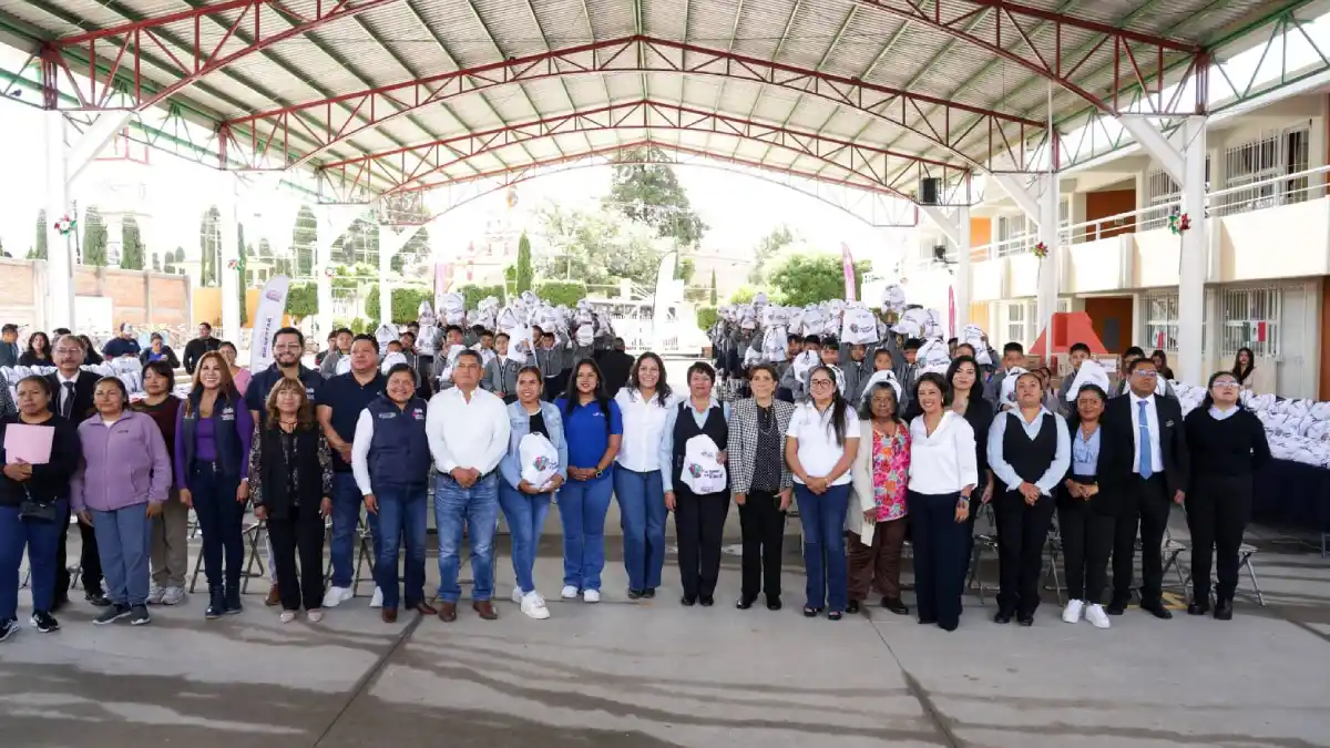 Continúa Lupita Cuautle Torres con la entrega de kits de útiles escolares gratuitos
