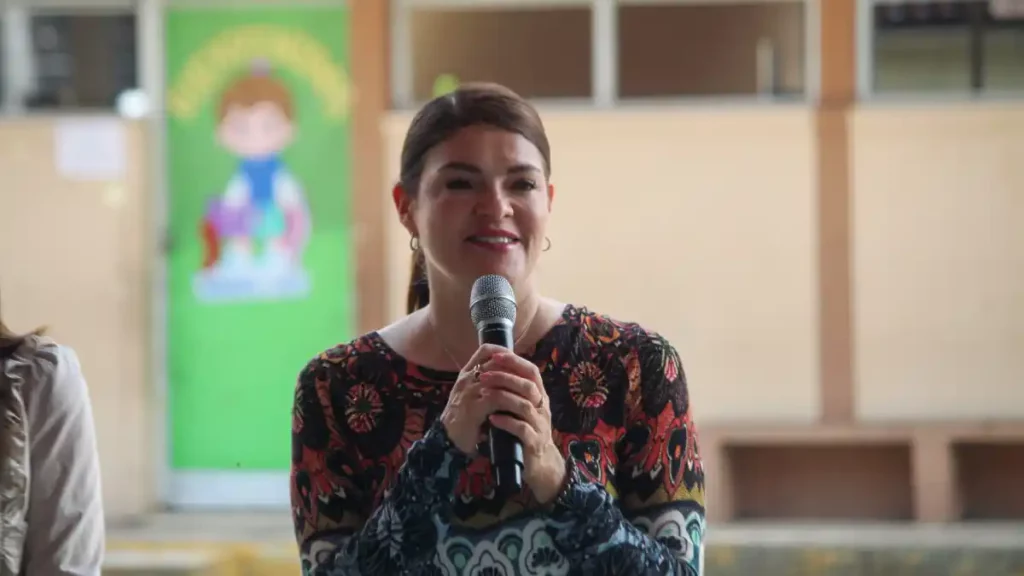 Bety Sánchez entrega kits escolares en primaria Benito Juárez