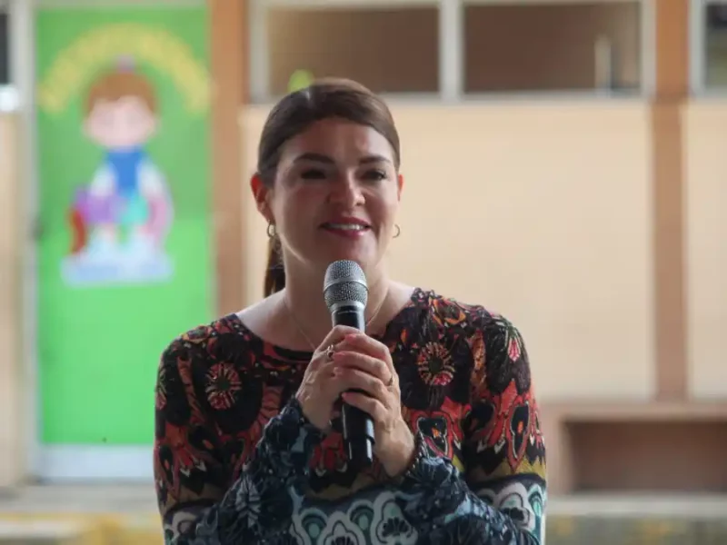 Bety Sánchez entrega kits escolares en primaria Benito Juárez