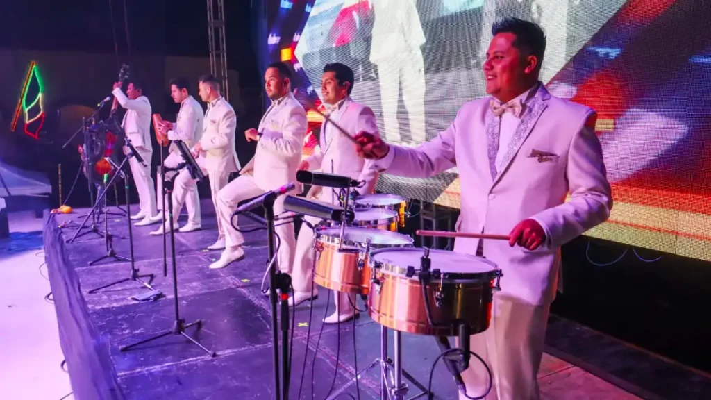 La Sonora Santanera puso a bailar a grandes y chicos en la Gran Feria de Cholula