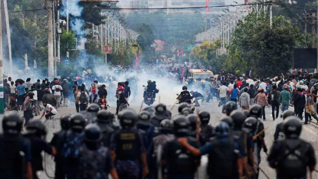 Bloqueo de redes sociales desencadena protestas violentas de la generación Z en Nepal