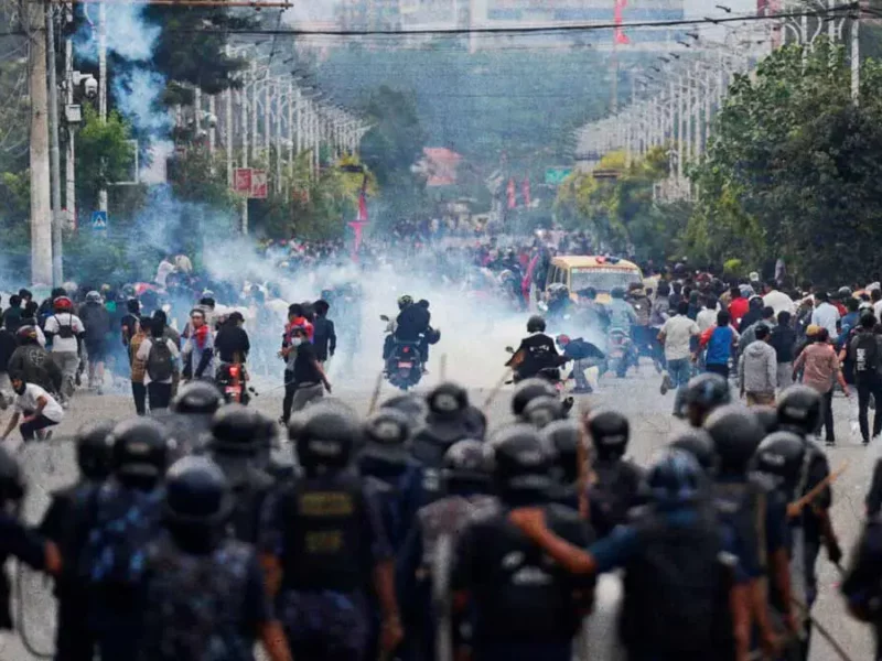 Bloqueo de redes sociales desencadena protestas violentas de la generación Z en Nepal