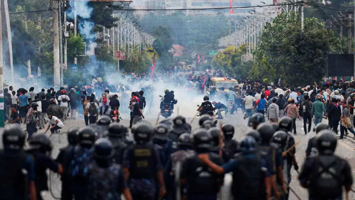 Bloqueo de redes sociales desencadena protestas violentas de la generación Z en Nepal