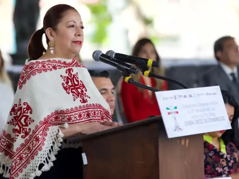 Historia se escribe con nombre de mujer, asegura Laura Artemisa al recordar a la Corregidora
