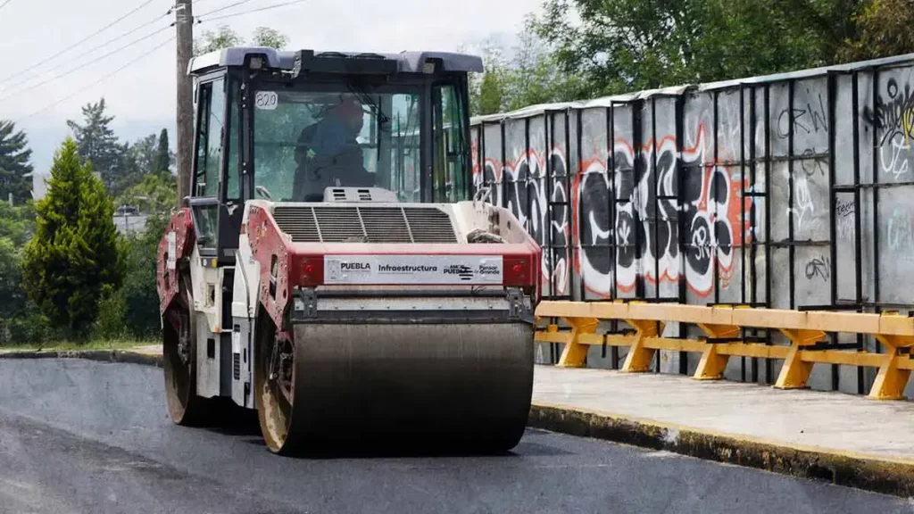 Ayuntamiento de Puebla pagará sueldos de trabajadores que realicen pavimentación de calles con maquinaría estatal 