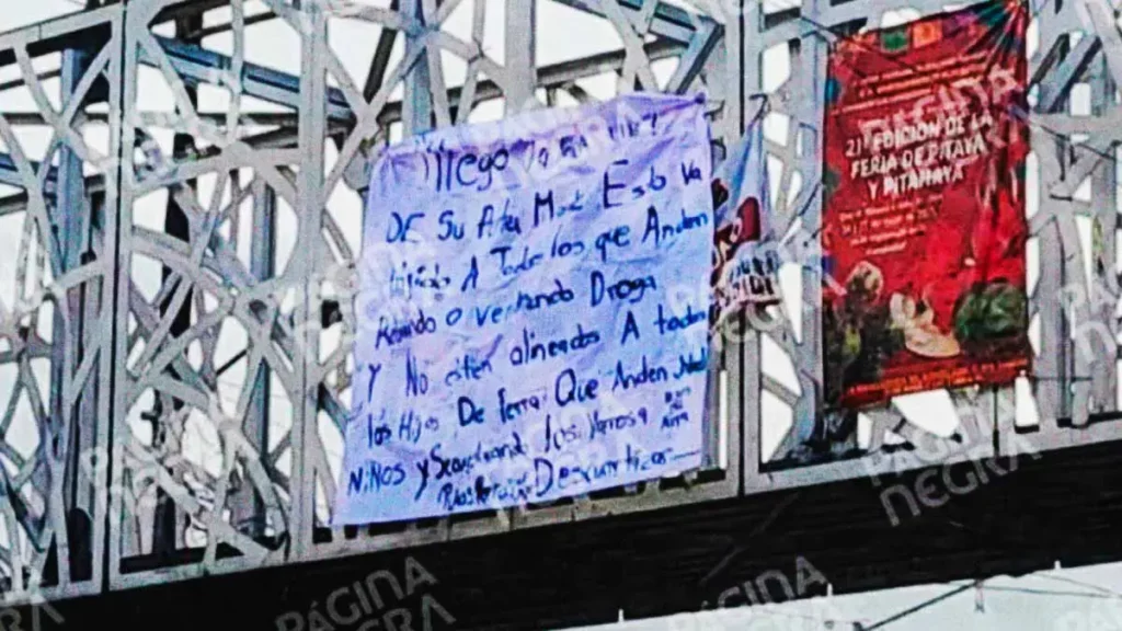 Tras enfrentamiento armado dejan narcomensaje en puente peatonal de Amozoc