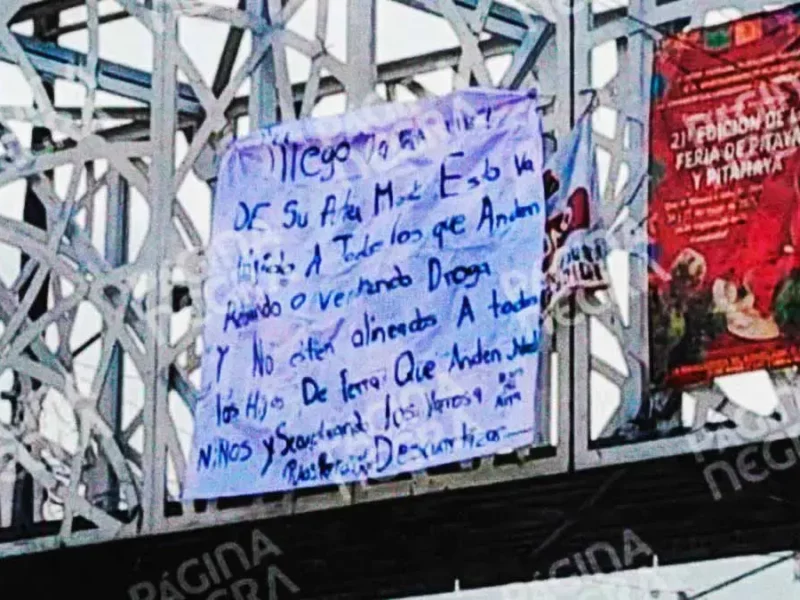 Tras enfrentamiento armado dejan narcomensaje en puente peatonal de Amozoc