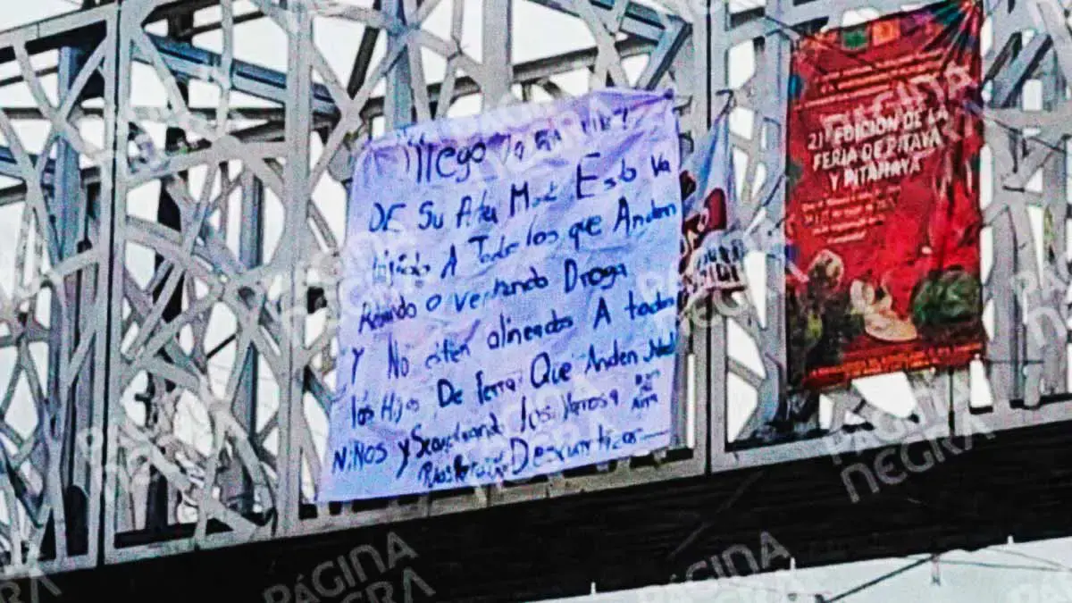 Tras enfrentamiento armado dejan narcomensaje en puente peatonal de Amozoc