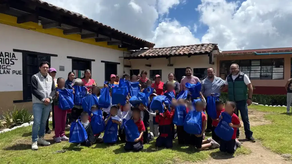 Niñas y niños de la zona alta de Zacatlán reciben libretas para tomar sus clases
