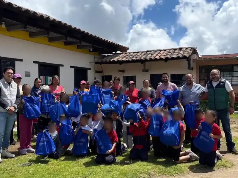 Niñas y niños de la zona alta de Zacatlán reciben libretas para tomar sus clases