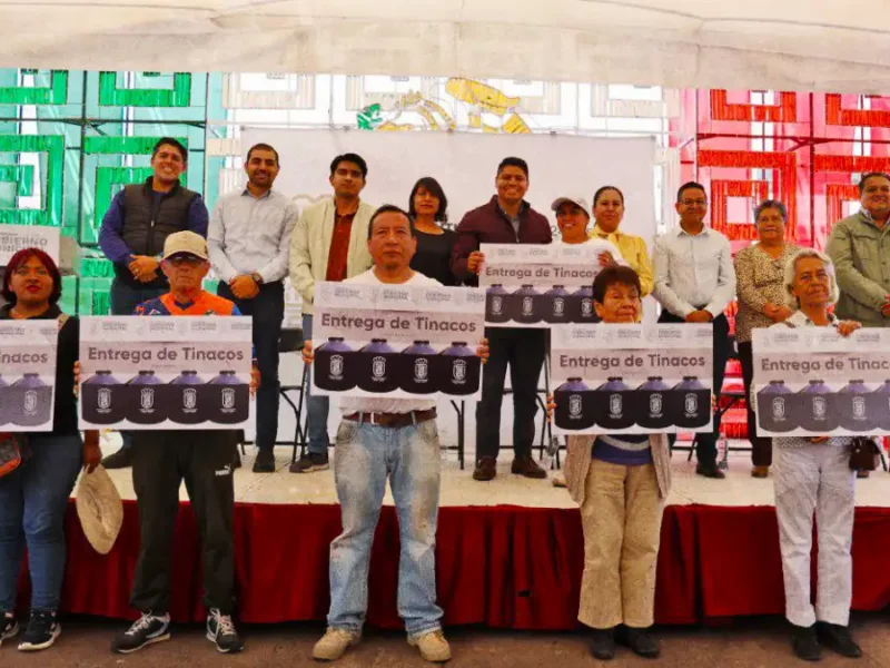 Omar Muñoz entrega tinacos para disminuir carencias de las familias