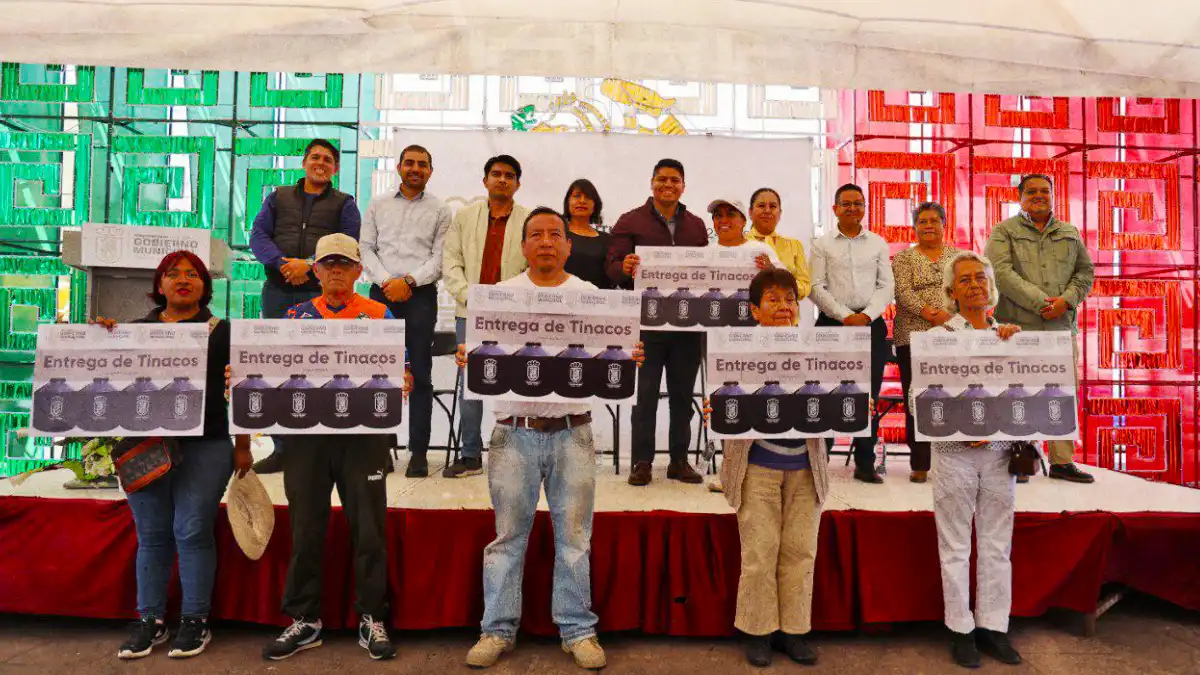 Omar Muñoz entrega tinacos para disminuir carencias de las familias