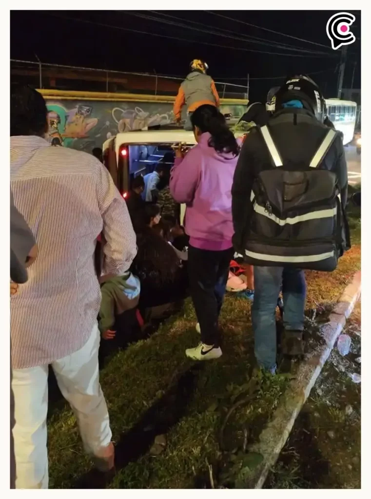 Ruta 52 volcó en Bosques de San Sebastián, Puebla; accidente dejó 25 heridos, cinco necesitaron hospitalización
