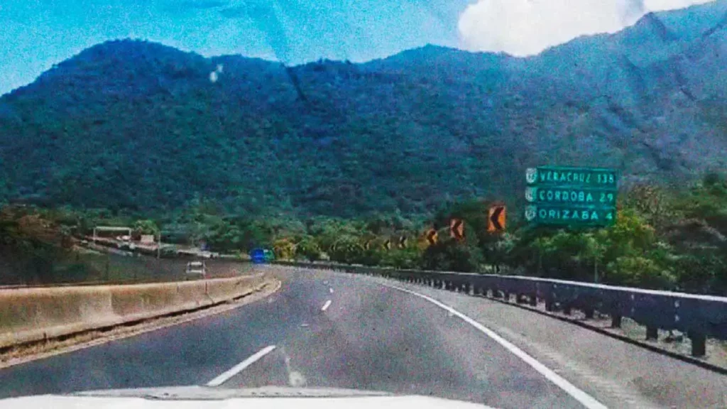 Frustran robo de tráiler con medicamentos; rescatan a chofer en la autopista Puebla-Orizaba