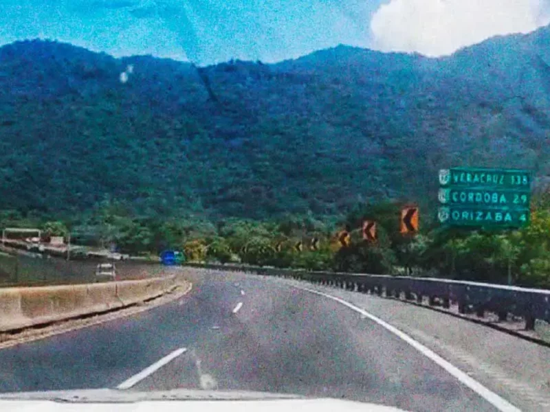 Frustran robo de tráiler con medicamentos; rescatan a chofer en la autopista Puebla-Orizaba