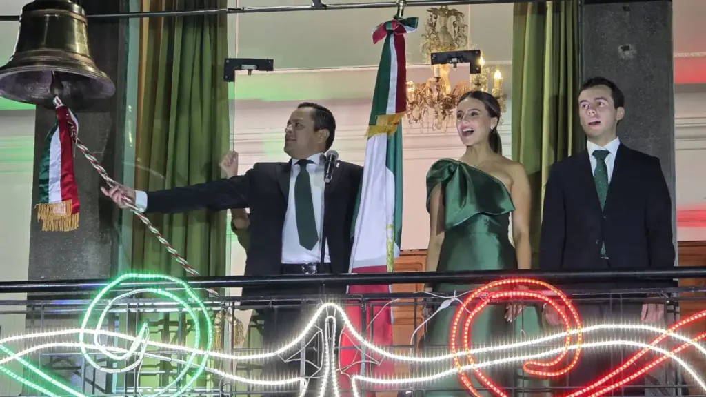 Encabeza alcalde de Texmelucan, Juan Manuel Alonso, ceremonia de Grito de Independencia