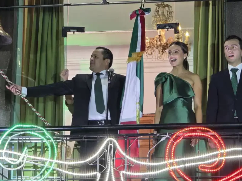 Encabeza alcalde de Texmelucan, Juan Manuel Alonso, ceremonia de Grito de Independencia