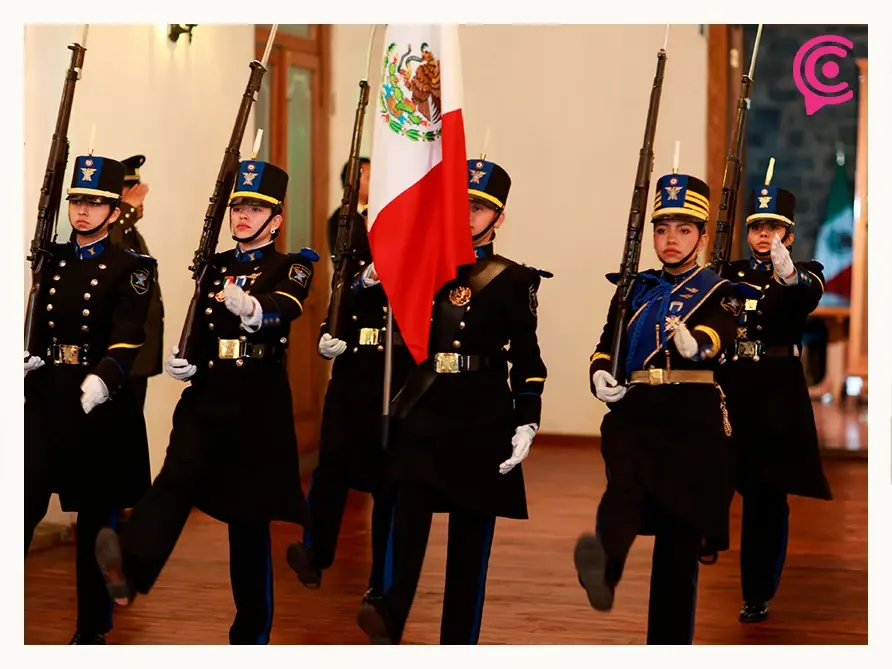 Por primera vez en Zacatlán, escolta de mujeres entrega la bandera a la alcaldesa Bety Sánchez