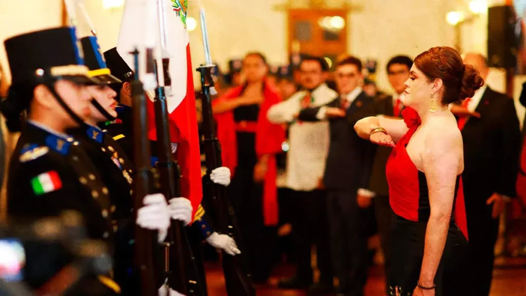Por primera vez en Zacatlán, escolta de mujeres entrega la bandera a la alcaldesa Bety Sánchez