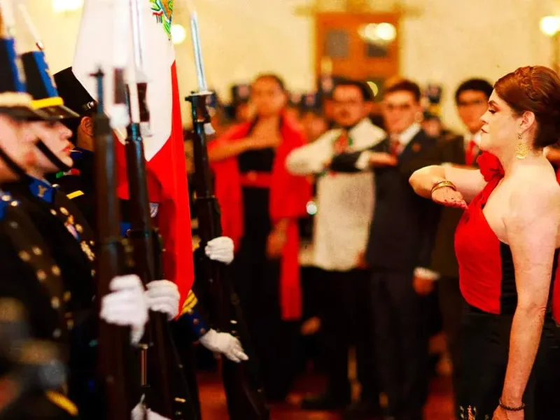 Por primera vez en Zacatlán, escolta de mujeres entrega la bandera a la alcaldesa Bety Sánchez
