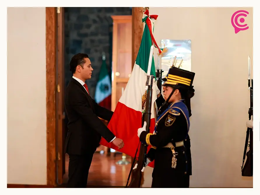 Escolta entrega la bandera a la alcaldesa Bety Sánchez