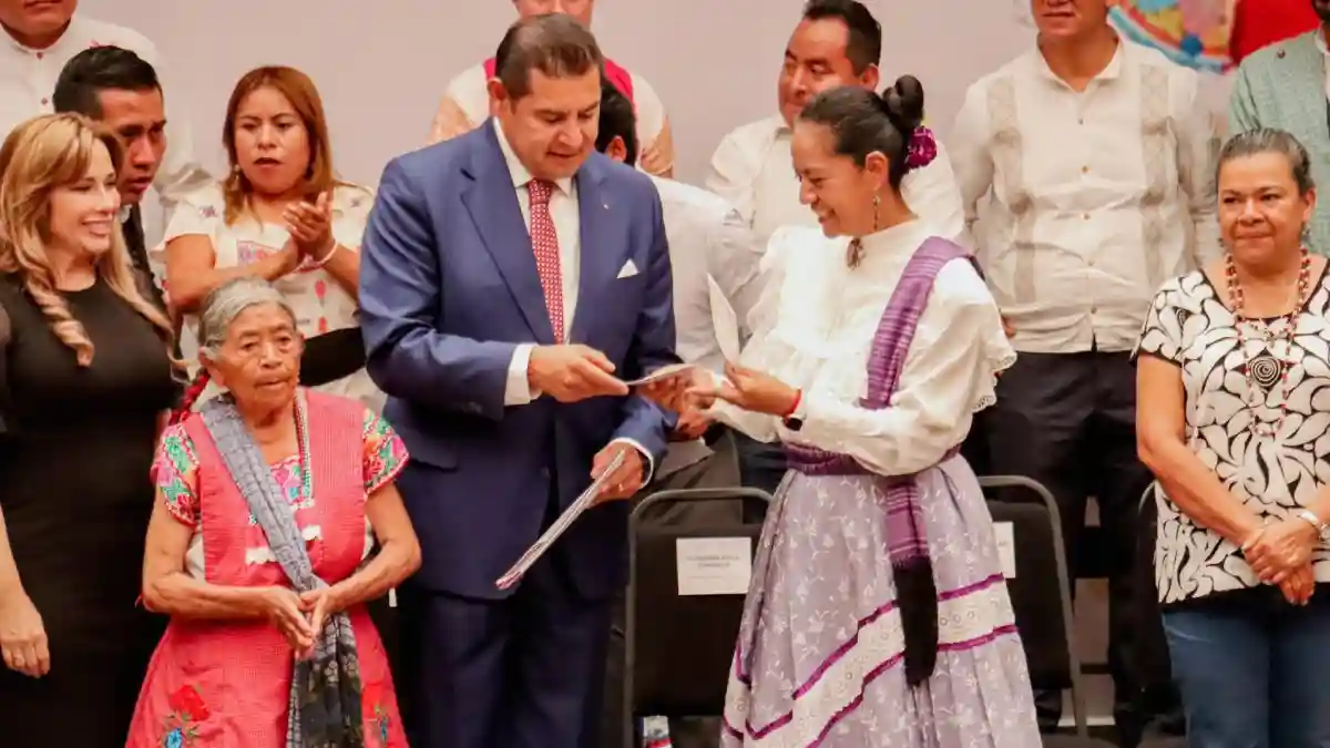 Con música y tradición, Ariadna Ayala realiza convite al gobernador para el Huey Atlixcáyotl