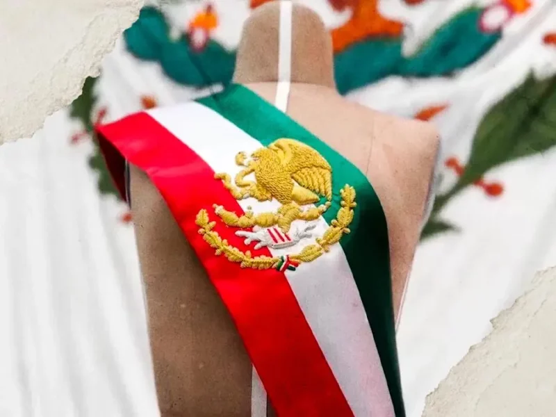 Autoridades municipales violan ley al usar banda presidencial en Grito de Independencia en Puebla 