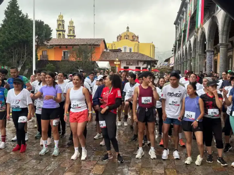Más de 200 personas participaron en cabalgata y carrera de la Independencia en Zacatlán