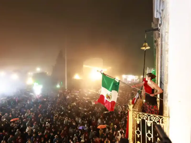 Ante 5 mil personas, Bety Sánchez da su primer Grito de Independencia