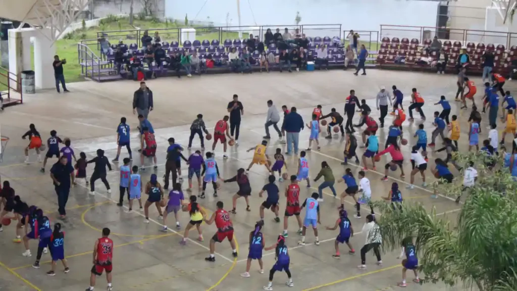 Leyendas del básquetbol comparten su historia con niñas y niños de Zacatlán: nunca se rindan