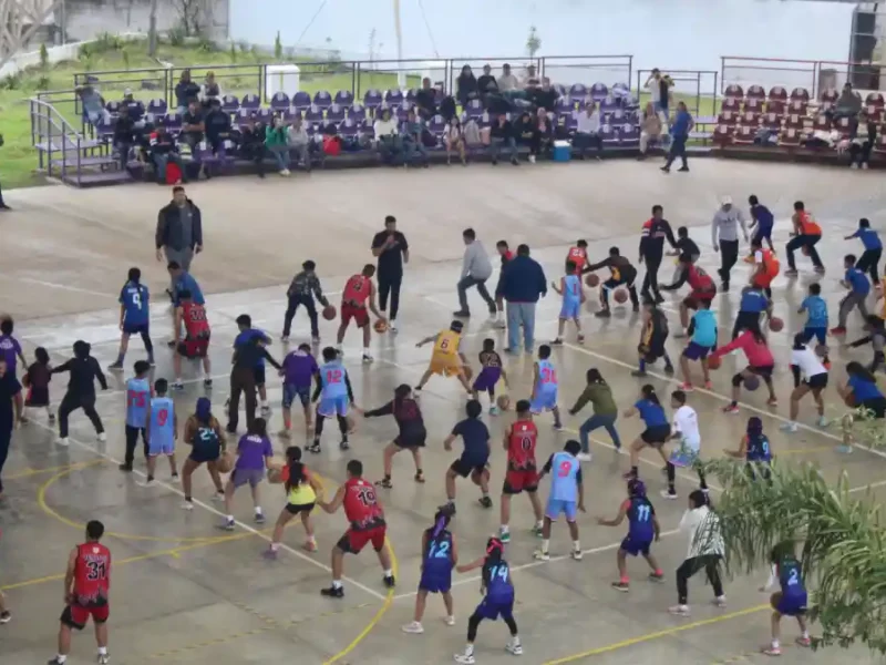Leyendas del básquetbol comparten su historia con niñas y niños de Zacatlán: nunca se rindan