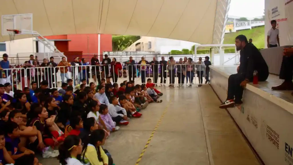El exbasquetbolista, Horacio Llamas da entrenamiento a niñas y niños de Zacatlán: “nunca se rindan”, les pide