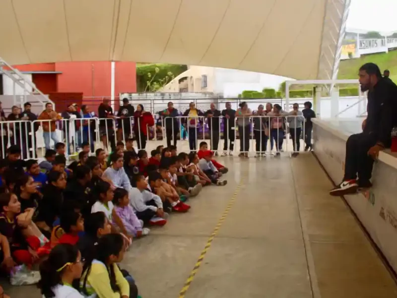 El exbasquetbolista, Horacio Llamas da entrenamiento a niñas y niños de Zacatlán: “nunca se rindan”, les pide
