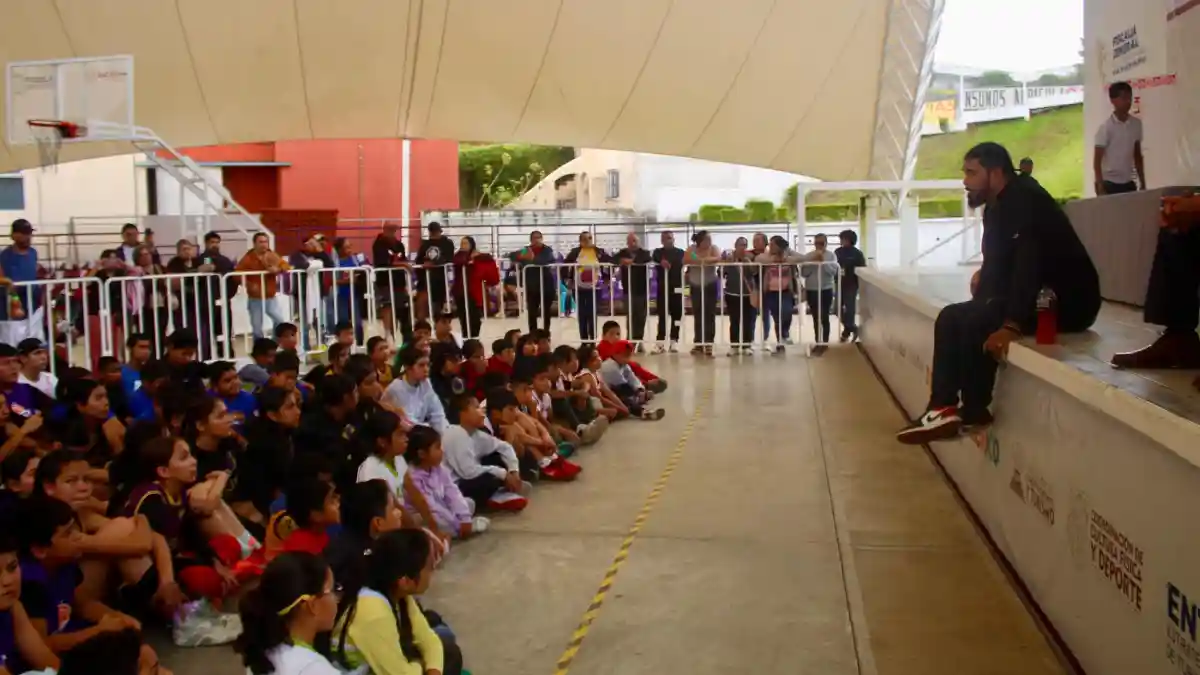 El exbasquetbolista, Horacio Llamas da entrenamiento a niñas y niños de Zacatlán: “nunca se rindan”, les pide