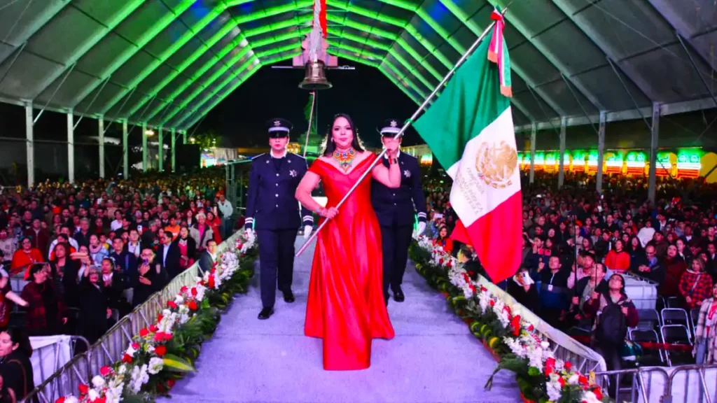 Tonantzin Fernández encabeza el Grito de Independencia en San Pedro Cholula