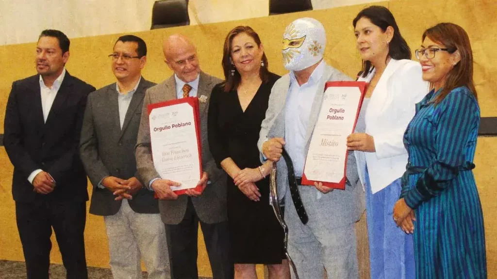 Congreso de Puebla reconoce a luchadores del CMLL en el Día Nacional de la Lucha Libre