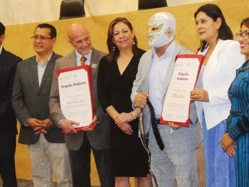 Congreso de Puebla reconoce a luchadores del CMLL en el Día Nacional de la Lucha Libre