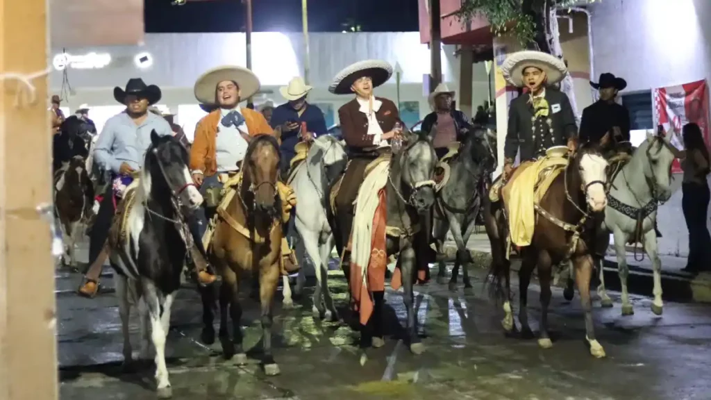 Ariadna Ayala encabeza la cabalgata en honor a los héroes de la patria en Atlixco