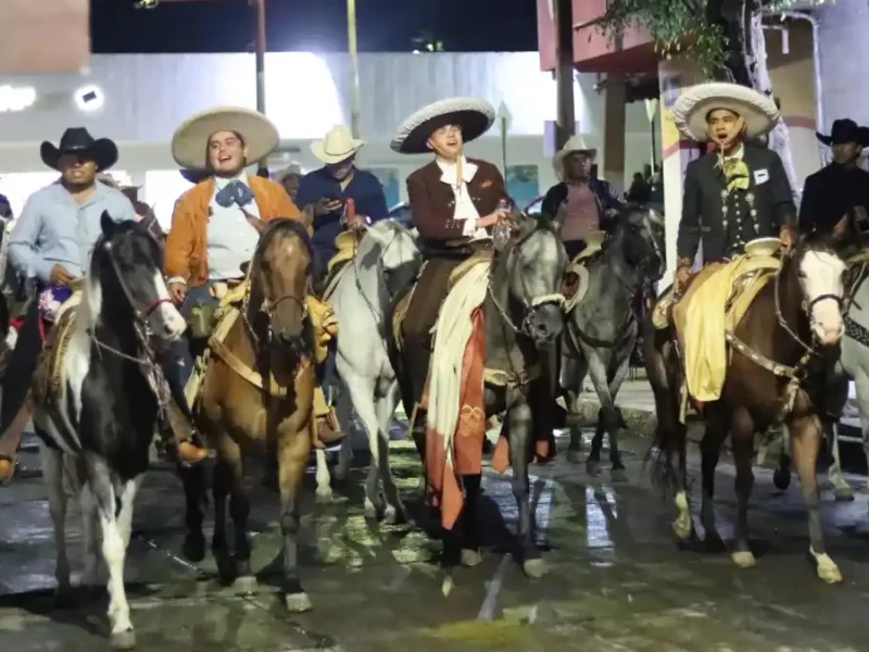 Ariadna Ayala encabeza la cabalgata en honor a los héroes de la patria en Atlixco